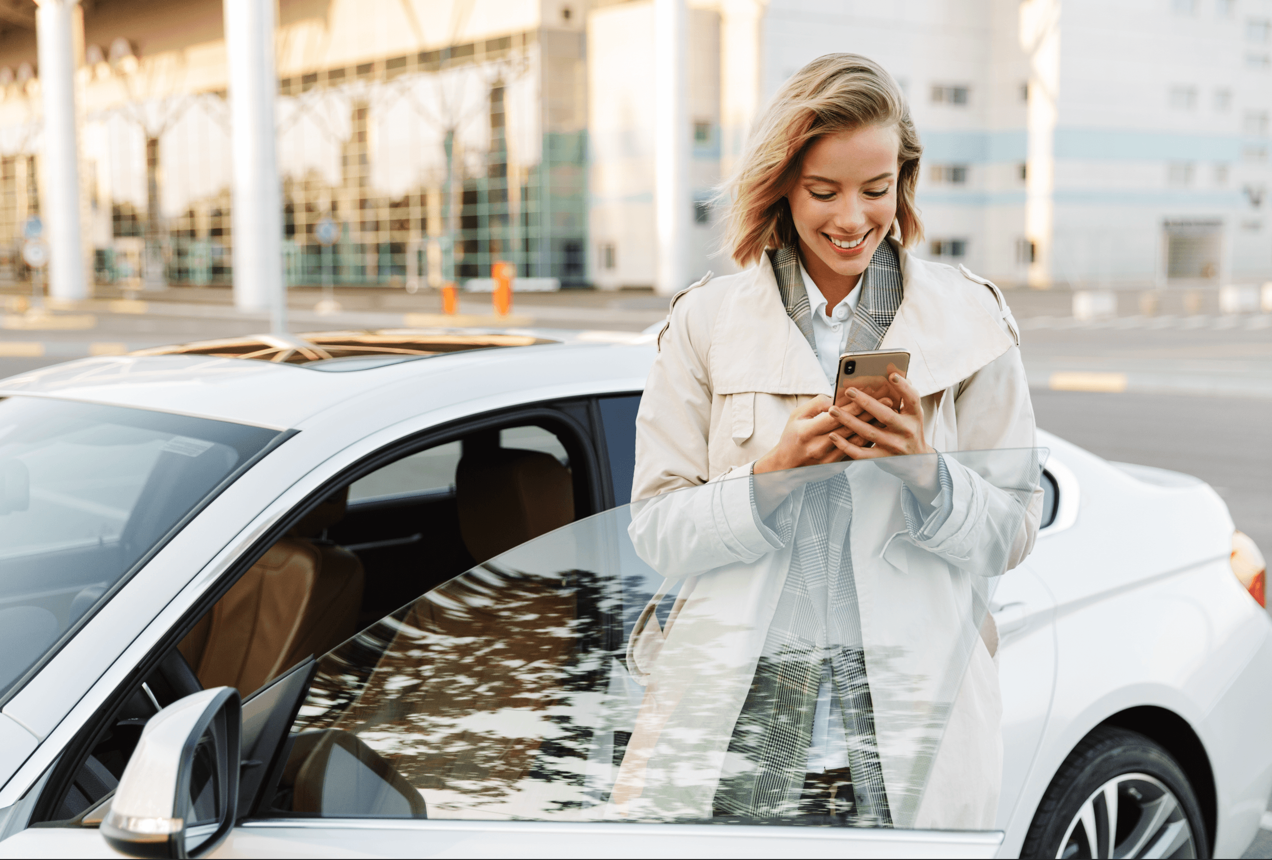 Imagen de mujer con su móvil reservando un coche