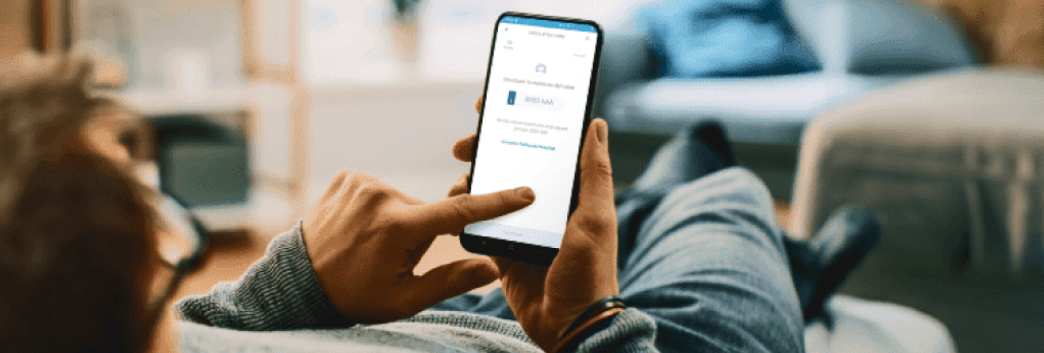 Hombre con smarthphone reservando su nuevo vehículo FaciliteaCoches