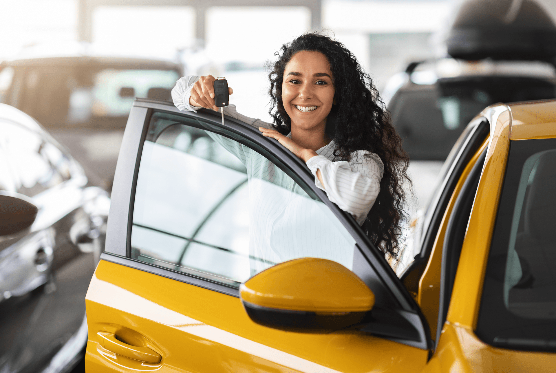 Mujer con las llaves de un coche que acaba de comprar.6